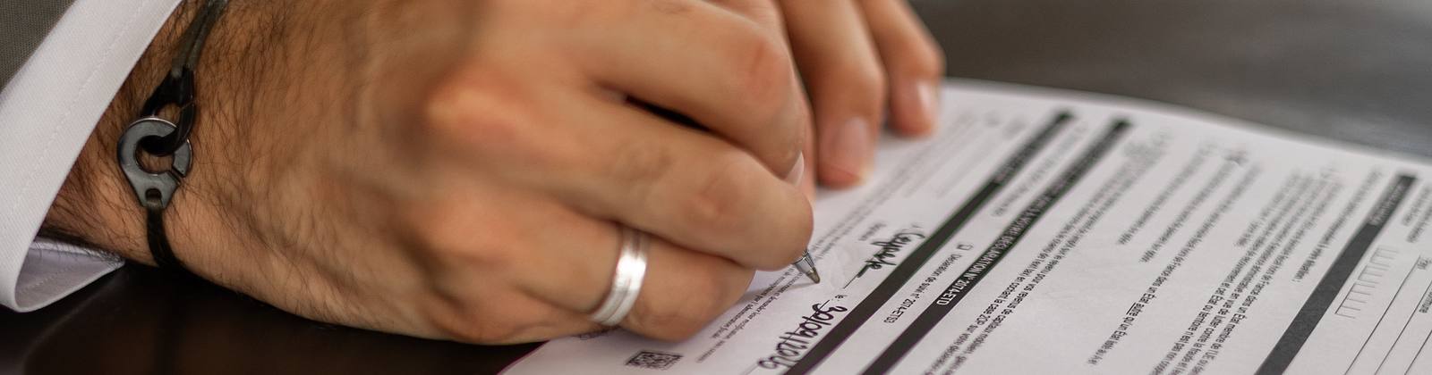 Signature d'un acte au cabinet